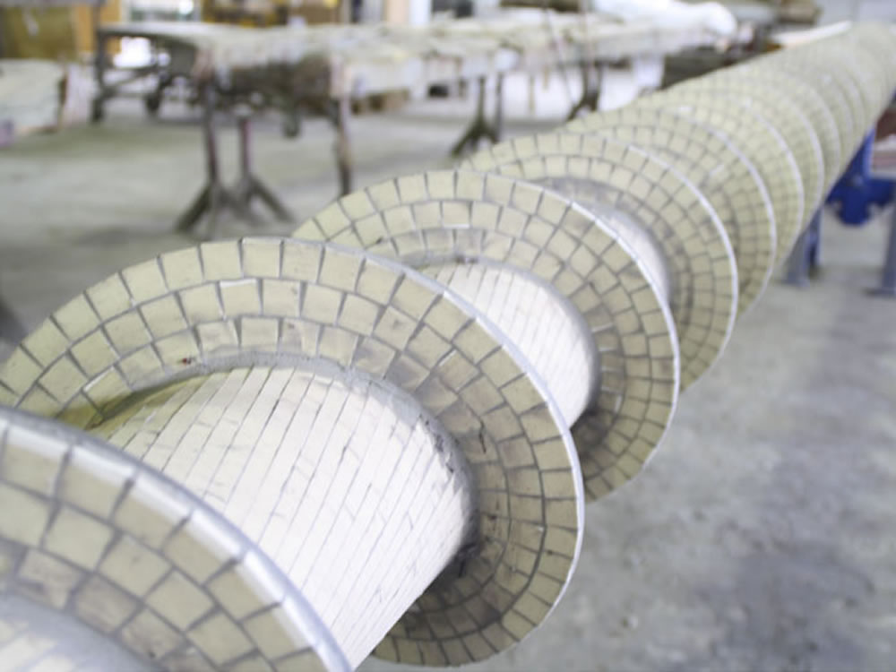 Ceramic lining for a screw conveyor