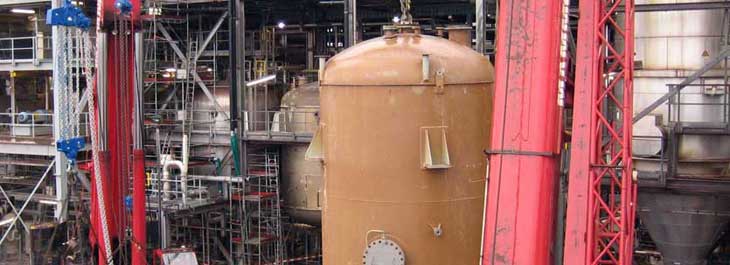 Lifting and handling of a pressure vessel